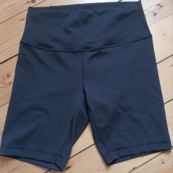 *SOLD*  Wunder Shorts 8" lululemon - Picture 2 of 6